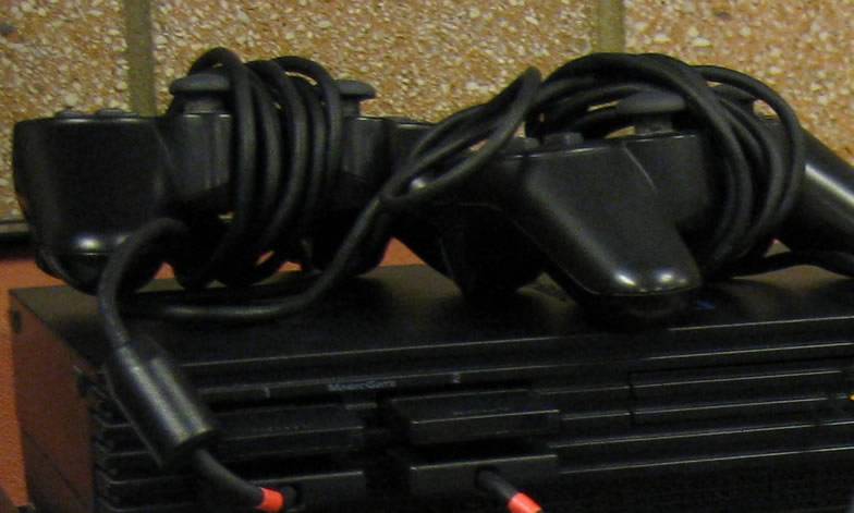 Controles de videogame enrolados no fio