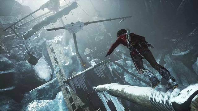 Lara de Rise of The Tomb Raider explorando o navio congelado