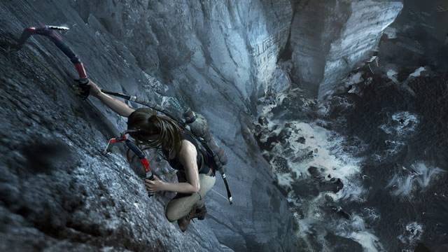 Lara escalando montanha em Shadow of the Tomb Raider