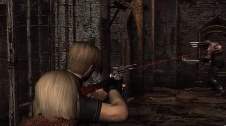 Leon atirando no ponto fraco do prisioneiro em Resident Evil 4