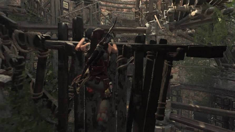 Lara escalando madeira em Shadow of the Tomb Raider