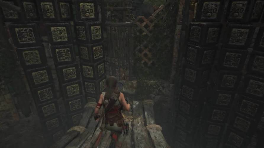 Lara na plataforma giratória de madeira em Shadow of the Tomb Raider
