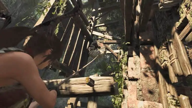 Lara puxando a roda com corda Shadow of the Tomb Raider