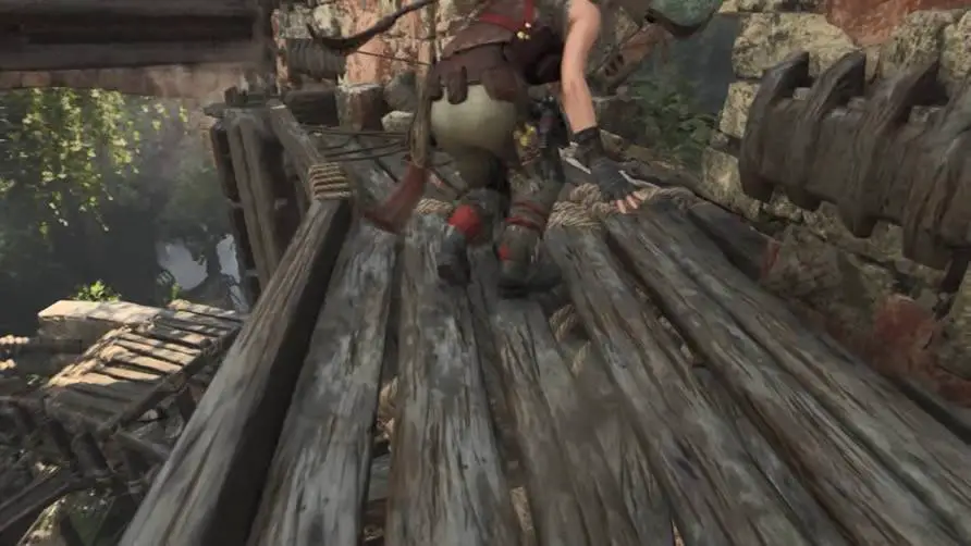 Shadow of the Tomb Raider passando pela plataforma de madeira que gira
